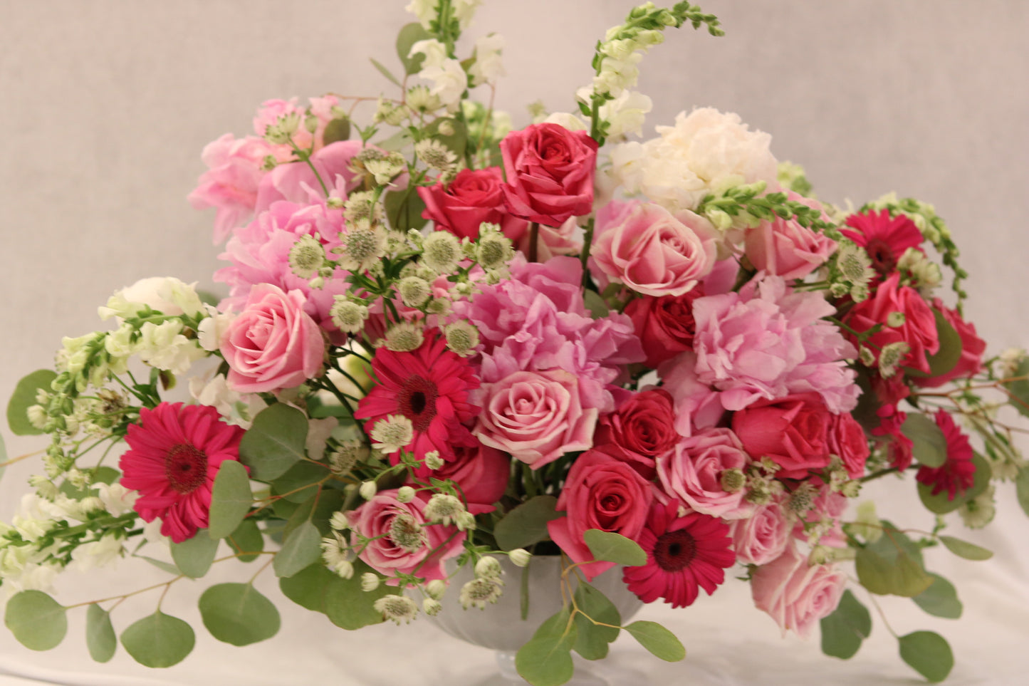 pink-red-green-white-roses-gerberas-compote-large-center-piece