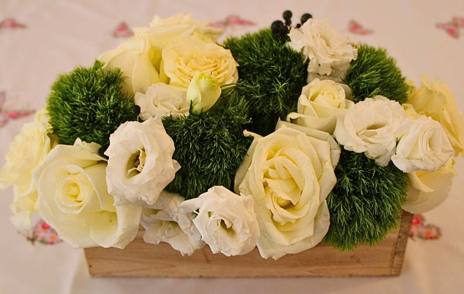 white-green-roses-rectangle-flower-arrangement